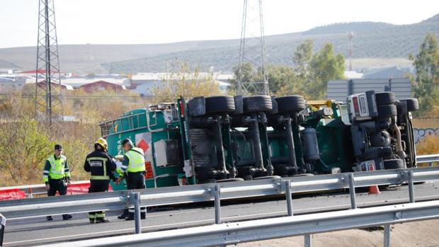 El vuelco de un camión provoca retenciones en la A-4 a su paso por Córdoba
