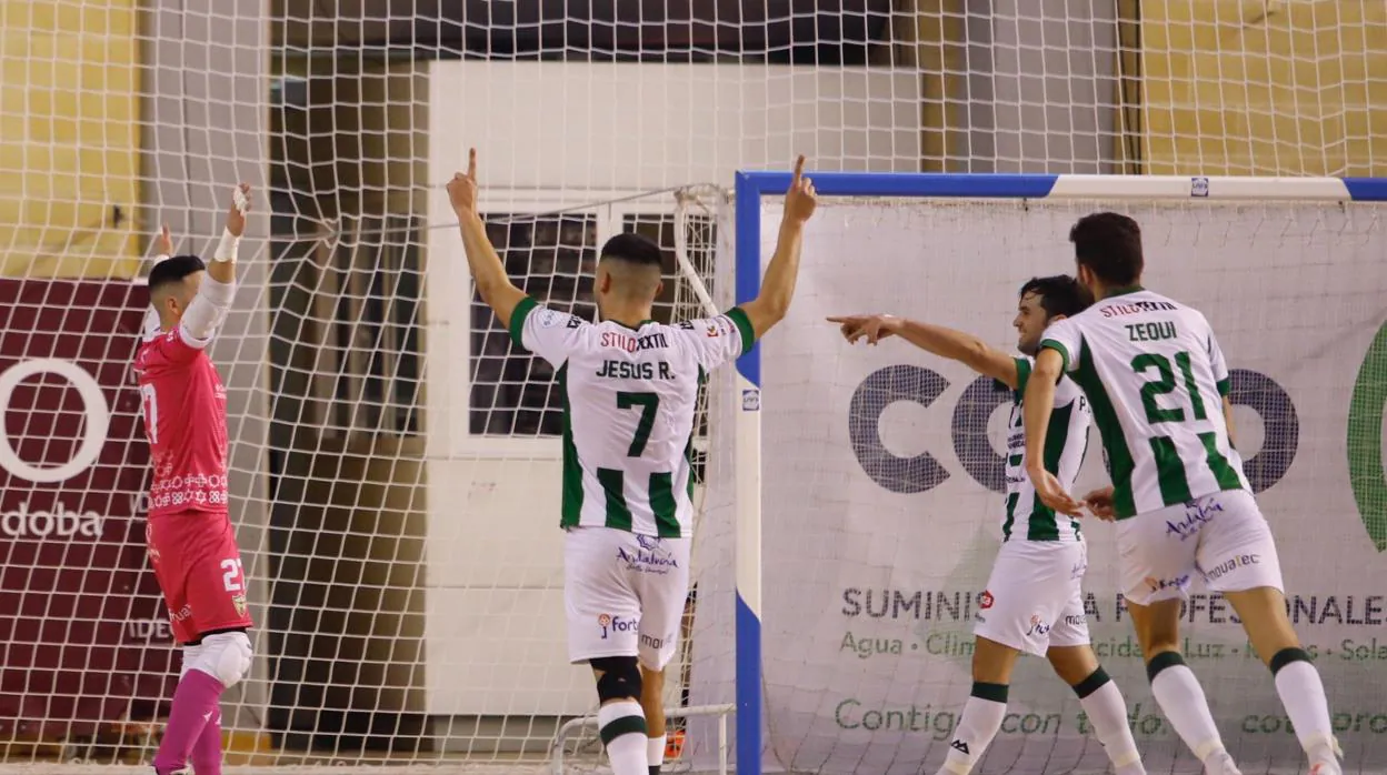 Los jugadores del Córdoba Patrimonio celebran un gol