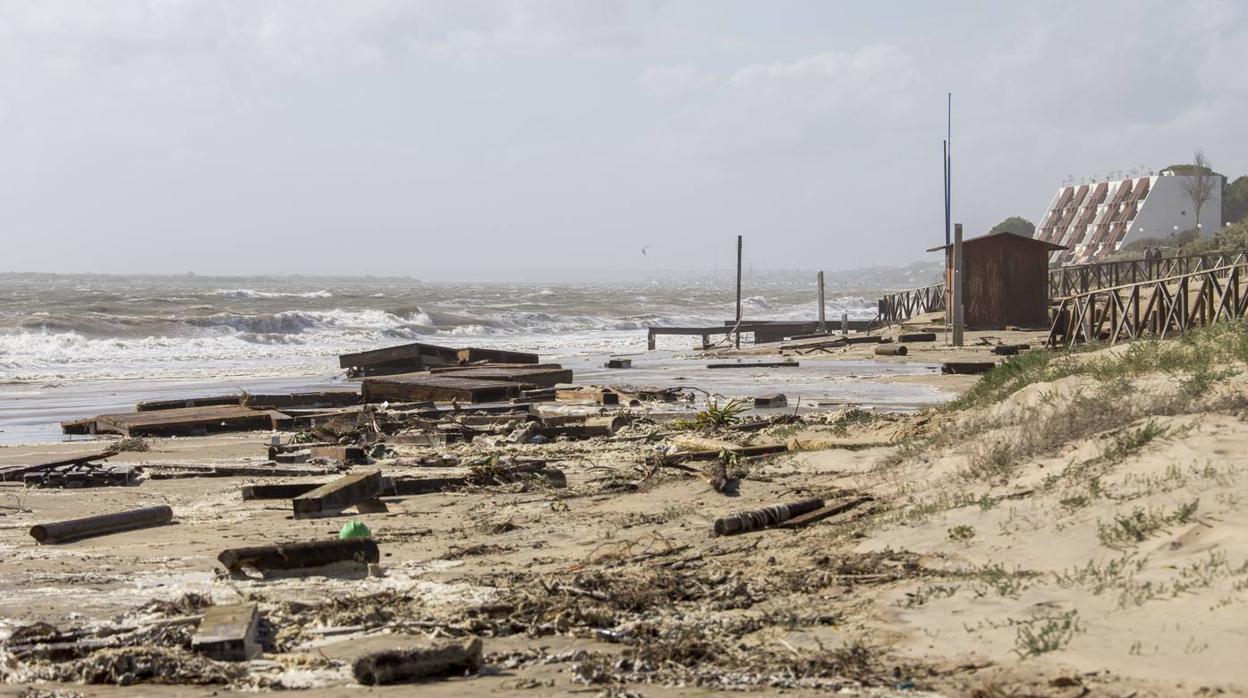 Una playa de HUelva destrozada por el temporal en una imagen de archivo