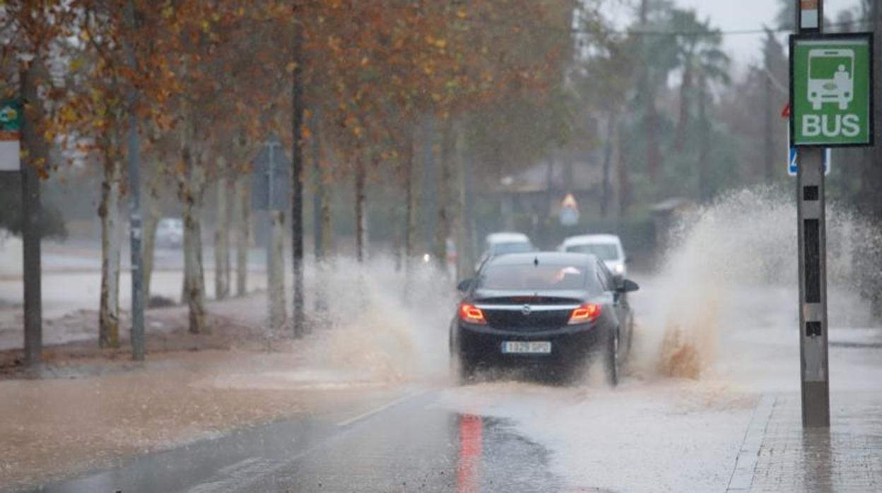 Un coche circula por una calle anegada el pasado viernes en Córdoba