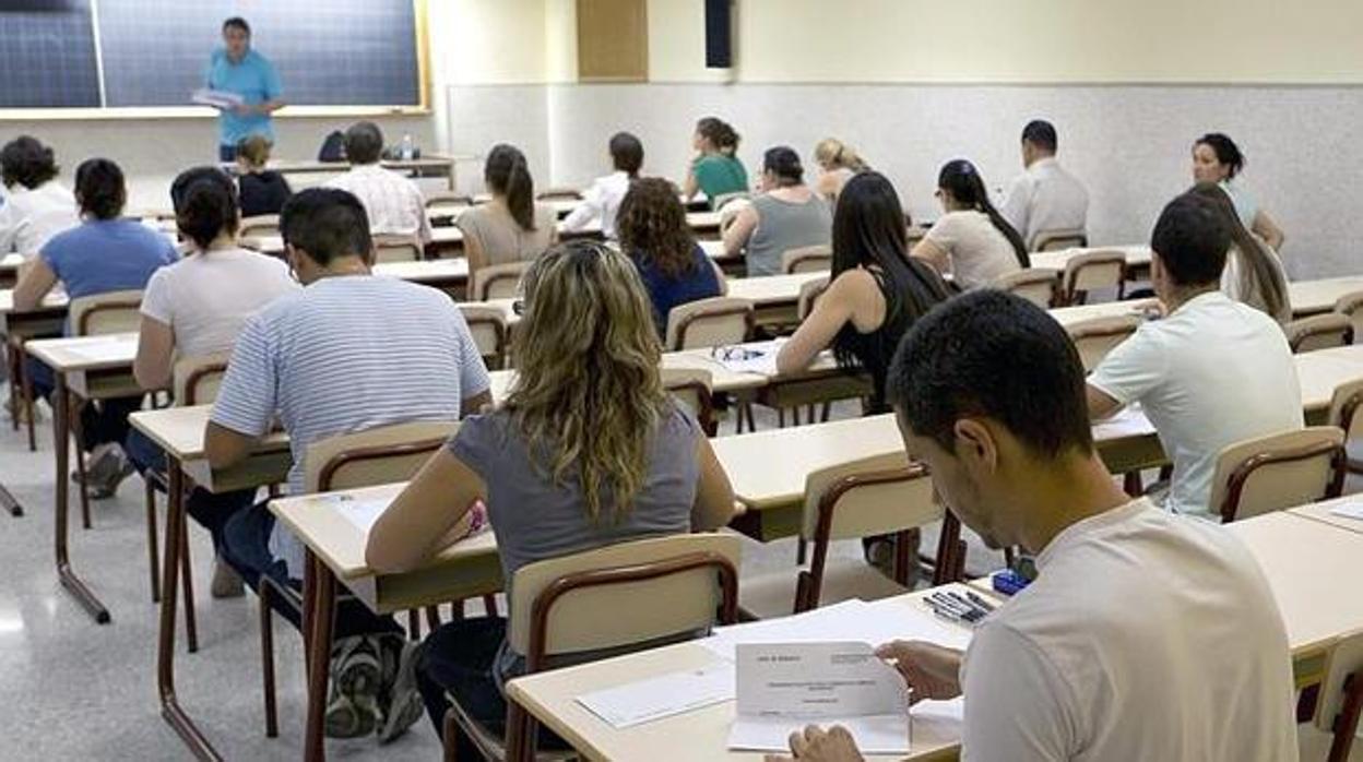 Aspirantes en unas oposiciones hacen un examen