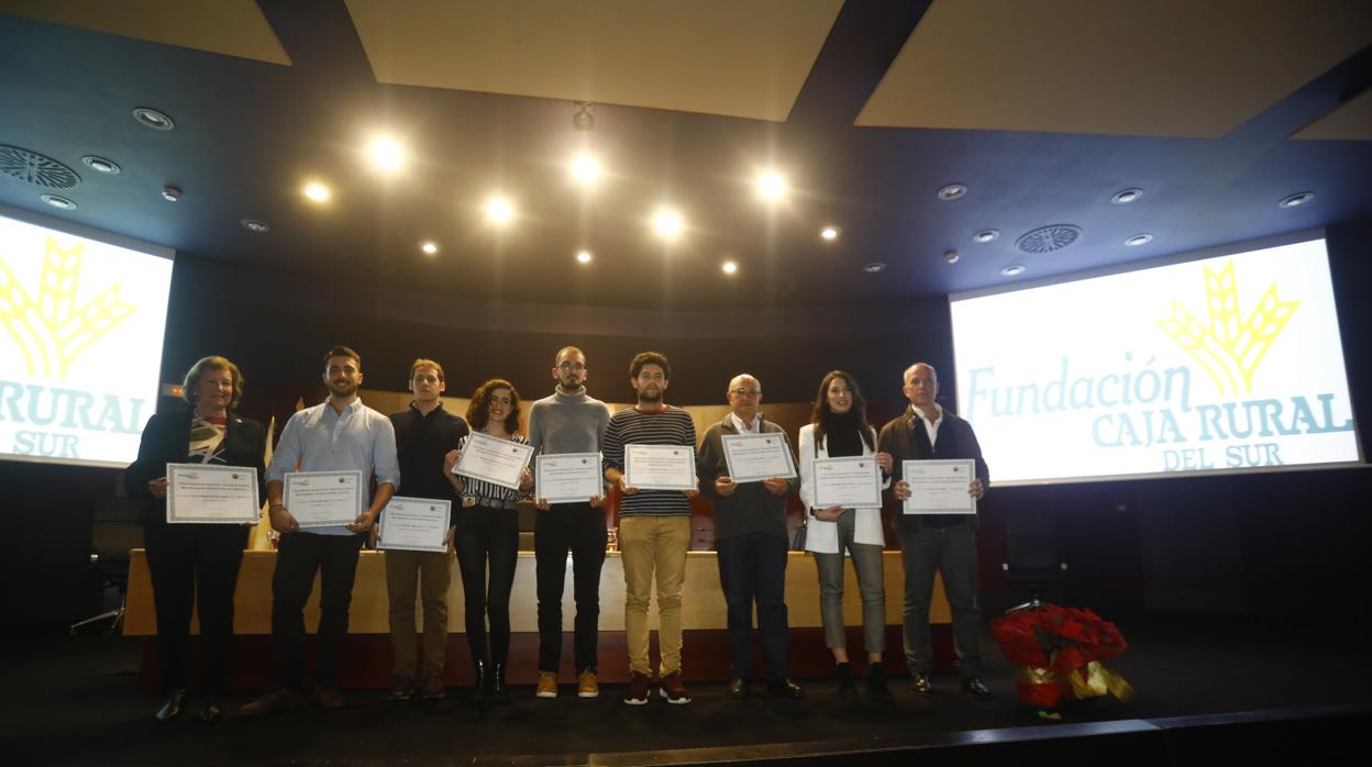 Los alumnos premiados de la Universidad de Córdoba, con sus diplomas acreditativos