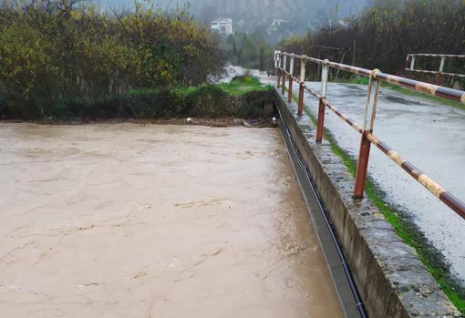Río Genilla en Priego a punto de desbordarse