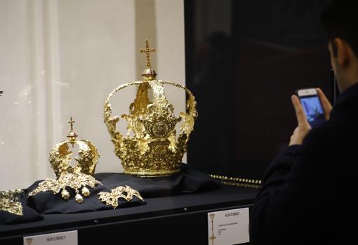 Corona y peto de la Virgen del Socorro