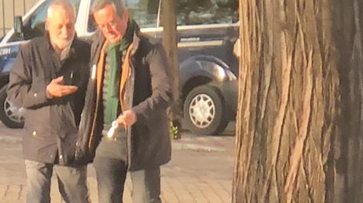 Griñán pasea con su nuevo abogado, José María Calero, el pasado miércoles cerca de los juzgados de Sevilla