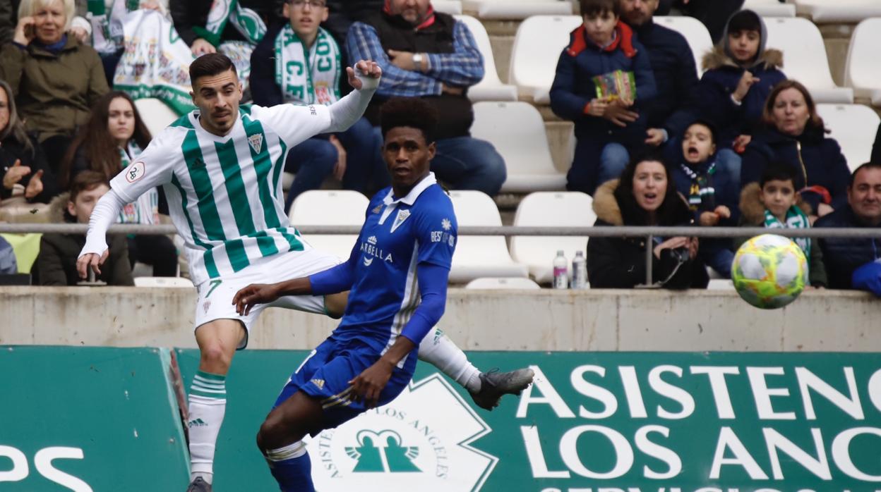 Zelu ante Mustafá, en una pugna durante el Córdoba CF-Marbella de este domingo