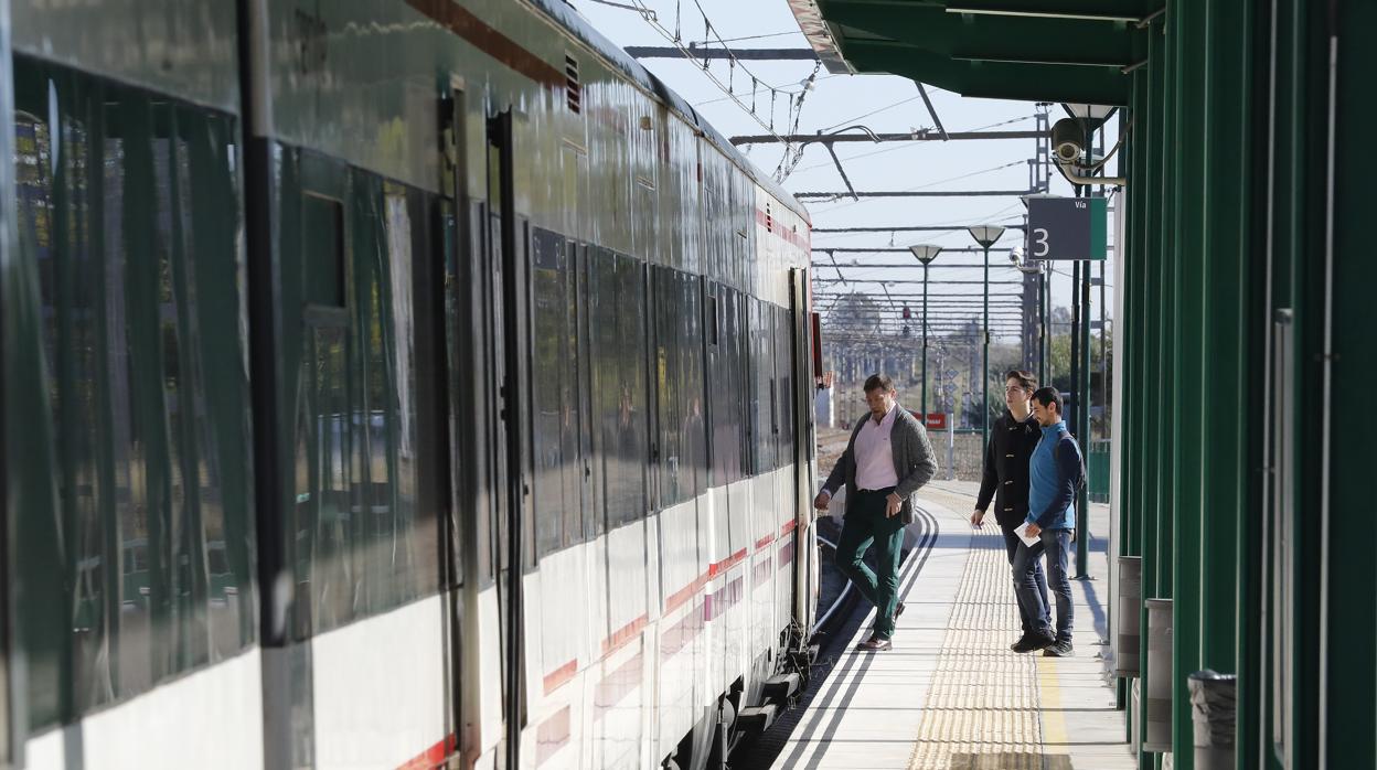 Viajeros suben al cercanías de Córdoba