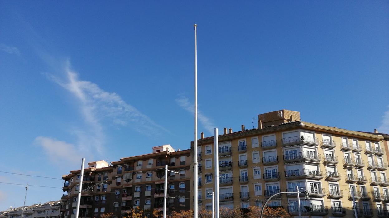 Mástil sin la bandera en la plaza Jaén por la Paz