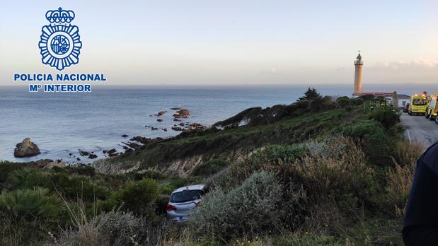 Rescatada una conductora que había caído por un acantilado en Algeciras