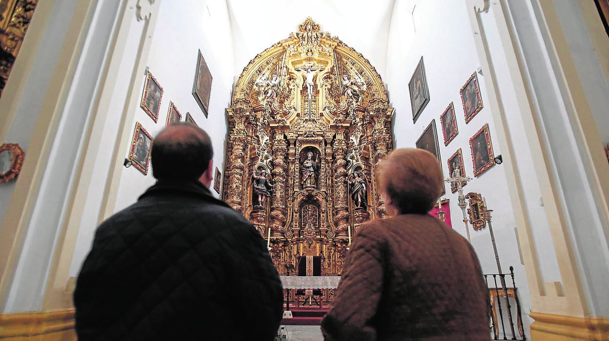 Dos personas en el interior de la iglesia de San Andrés