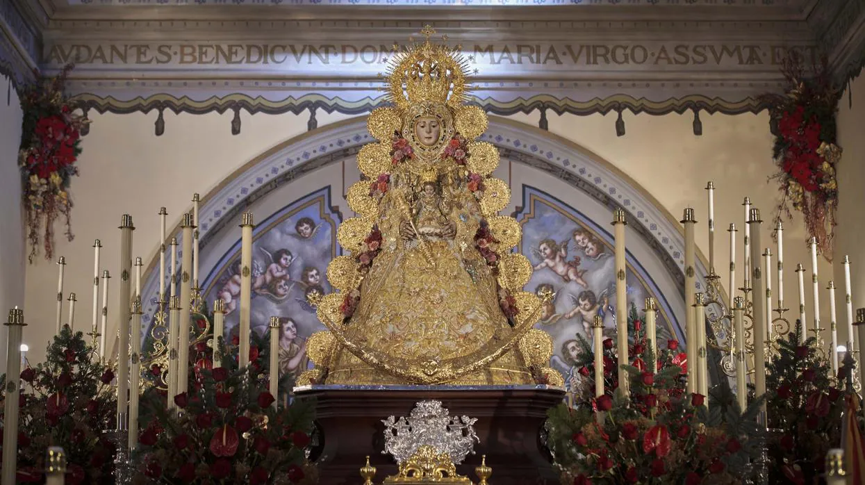 La Virgen del Rocío en su altar en la Parroquia de Ntra. Sra. de la Asunción de Almonte