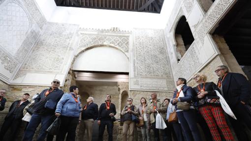 Grupos de visitantes en la Sinagoga