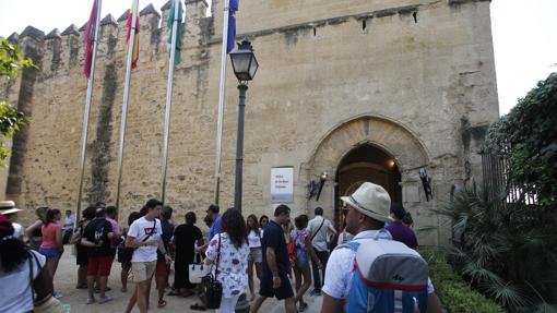 Visitantes en las puertas del Alcázar de los Reyes Cristianos