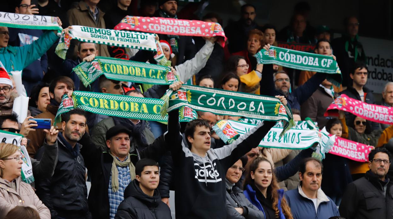 Los aficionados del Córdoba CF animan al equipo en el último partido