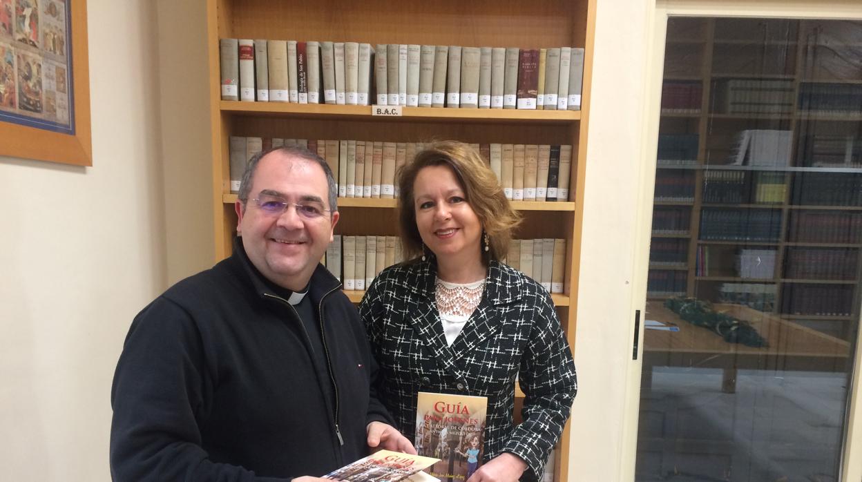 María José Muñoz, con el director del Foro Osio, Antonio Reyes, en la presentación de su libro