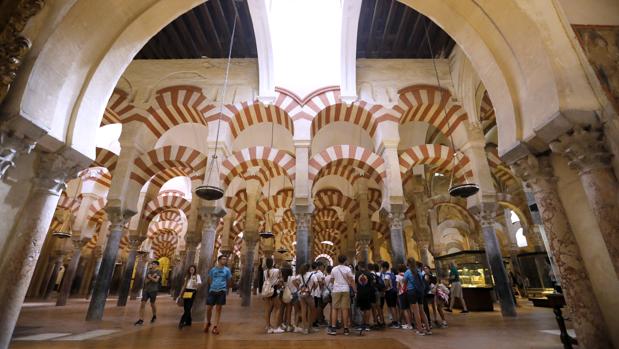 El califa Adriá Ramón y la «senyera» en la Mezquita: la disparatada apropiación de Córdoba por Cataluña
