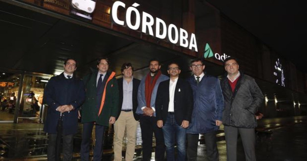 Los nuevos propietarios del Córdoba CF con su equipo gestor en la estación AVE