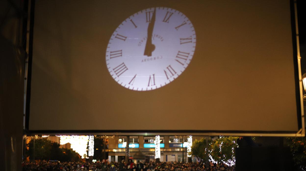 El reloj de Las Tendillas durante las campanadas que daban la bienvenida a 2019