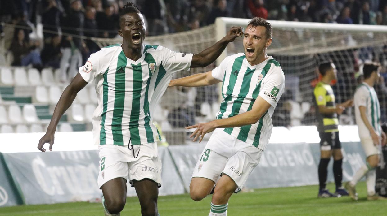 El defensa del Córdoba Djetei celebra el gol ante el Atlético Sanluqueño junto a Imanol