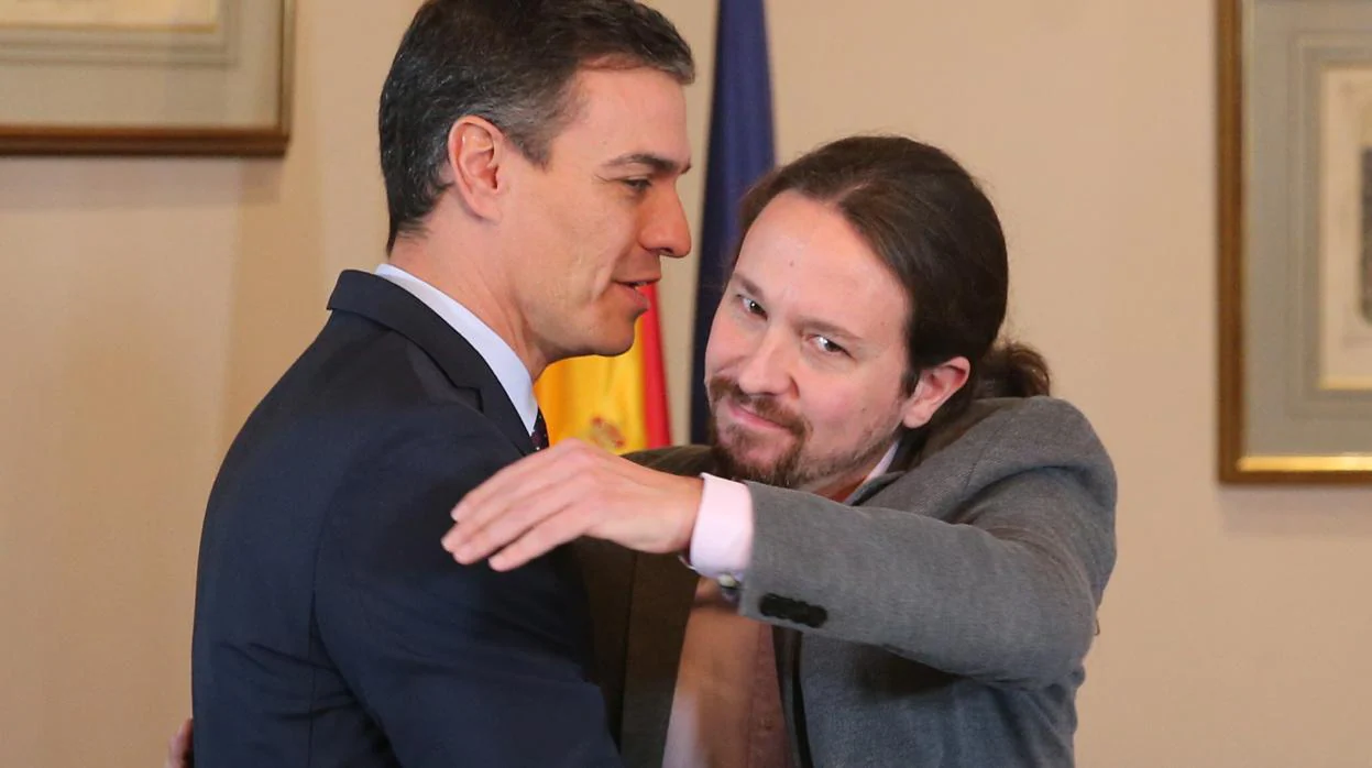 Pedro Sánchez y Pablo Iglesias, en la firma del acuerdo