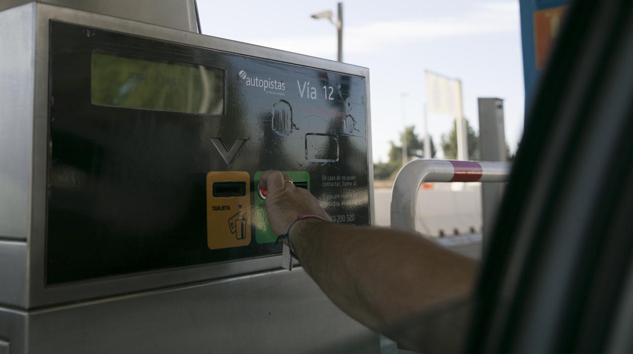 Imagen de un telepeaje automático de pago con tarjeta