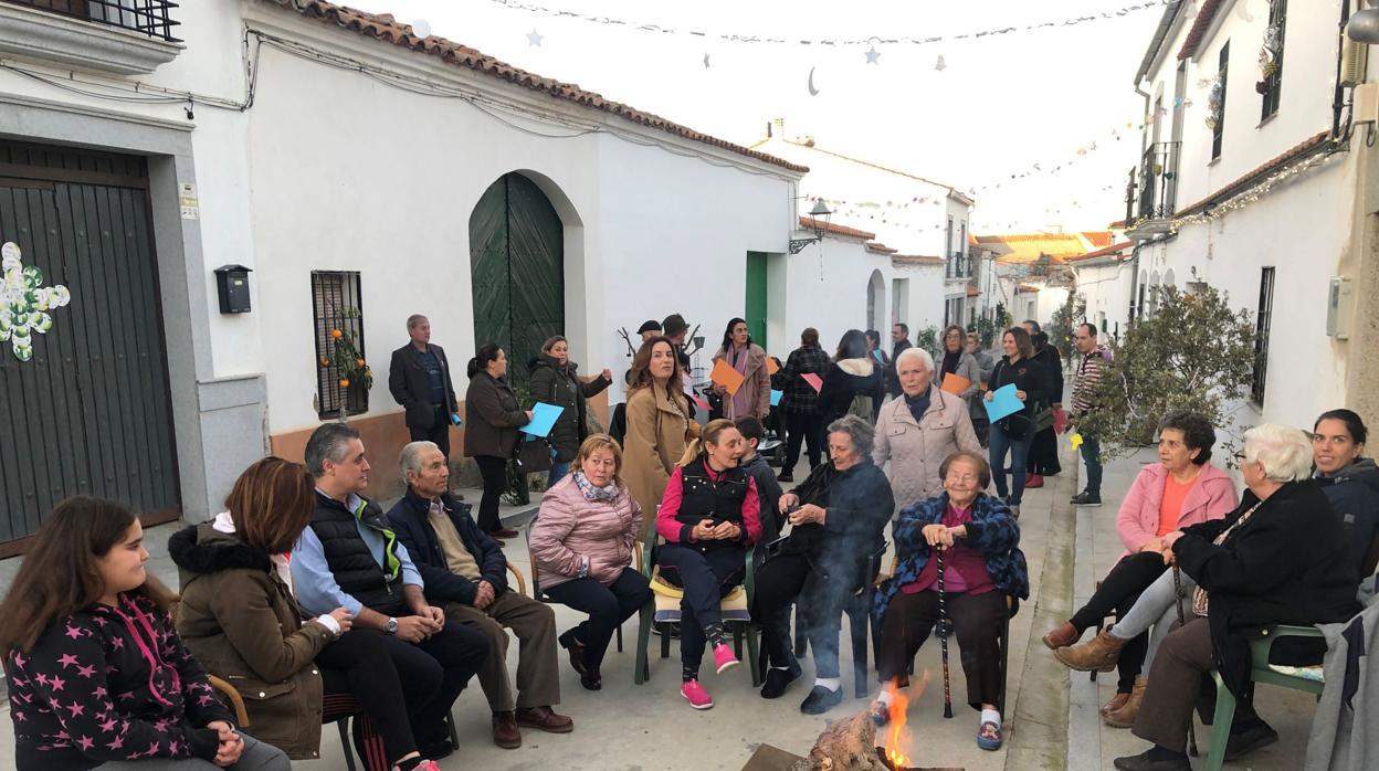 Vecinos de Alcaracejos en una hoguera de una de las calles engalanadas