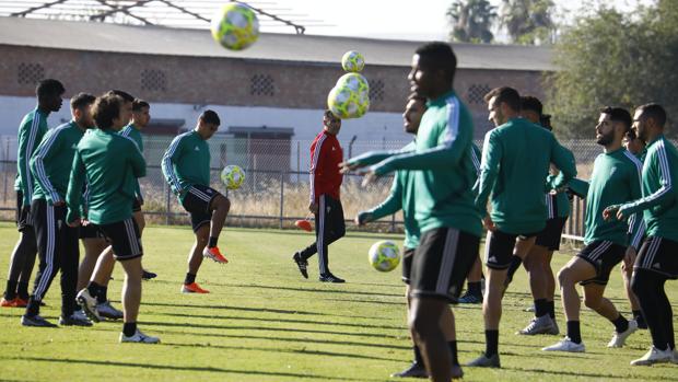 El Córdoba CF vuelve a los entrenamientos pendiente del mercado de invierno