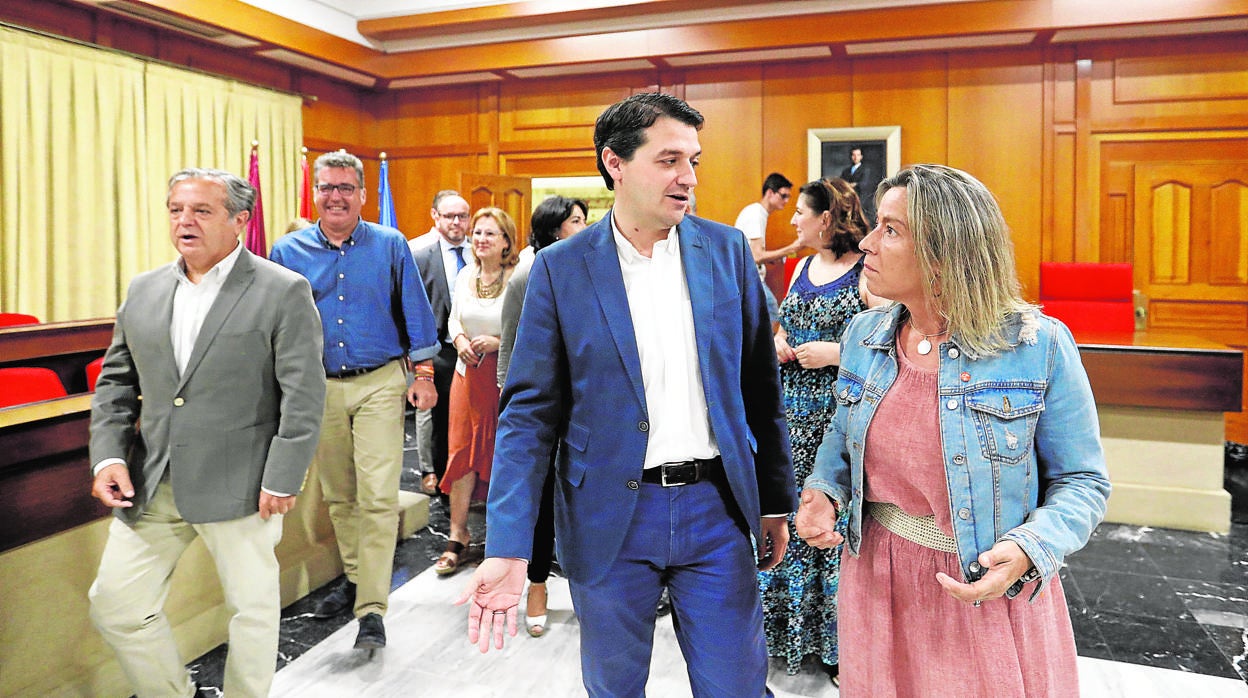 Salvador Fuentes, José María Bellido e Isabel Albás en el Ayuntamiento de Córdoba