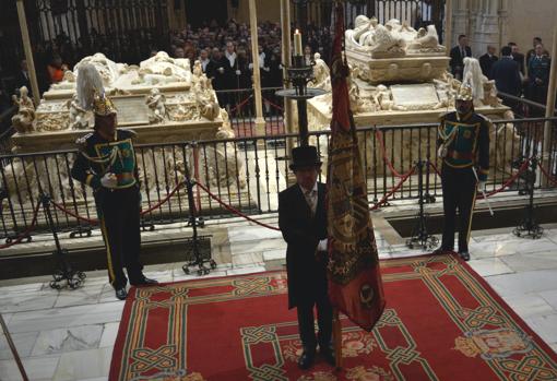 El concejal popular Luis González ha sido el encargado de tremolar el estandarte en la Capilla Real, junto a la cripta de los Reyes Católicos.