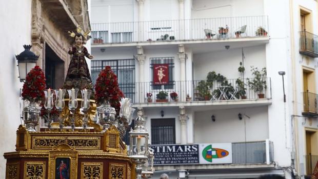 Caridad e ilusión en el primer olor a incienso en las calles de Córdoba