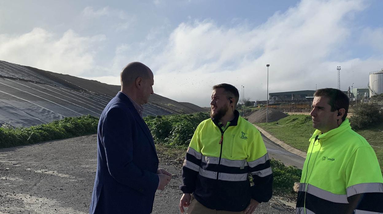 El diputado José Luis Hidalgo, a la izquierda, junto a dos operarios en el complejo medioambiental