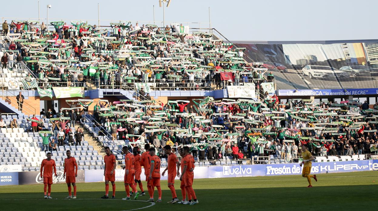 La afición blanquiverde se desplazó en masa hasta Huelva