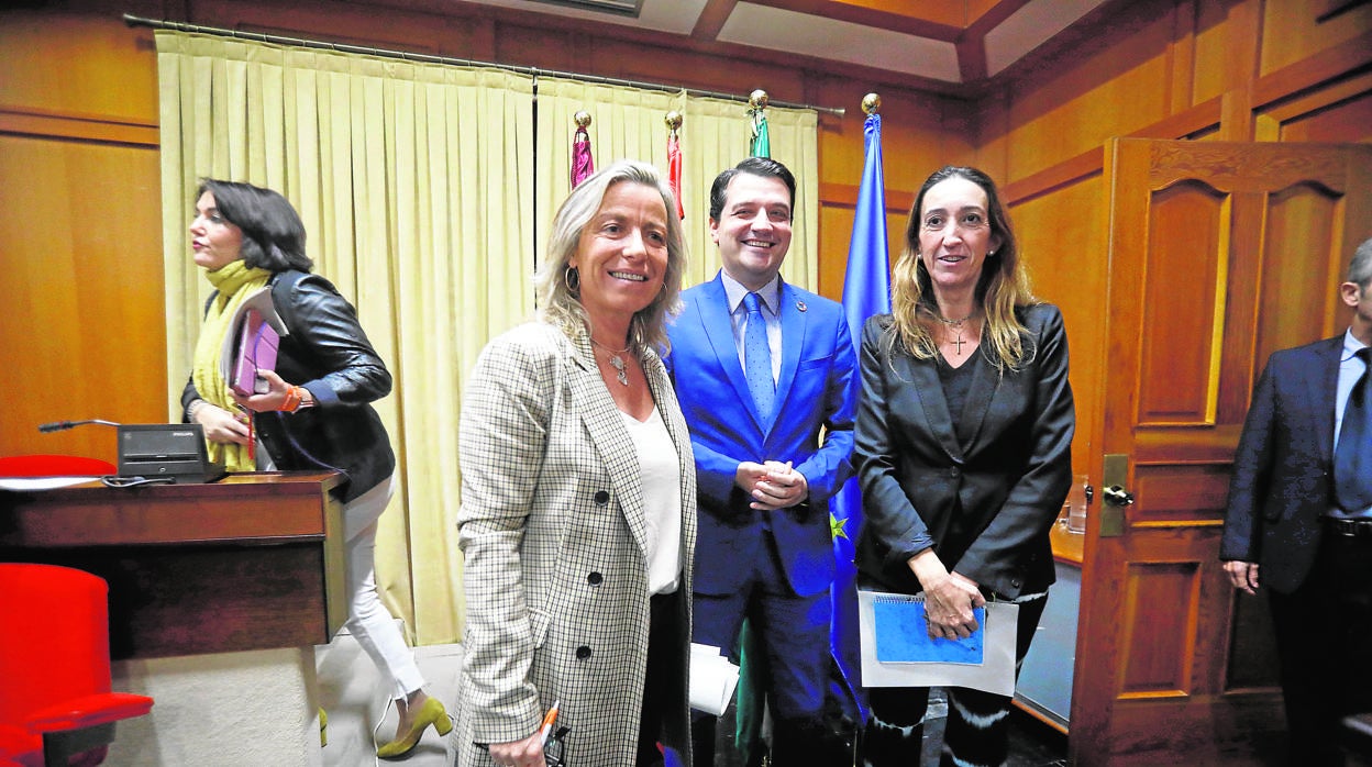 Isabel Albás (Cs), José María Bellido (PP) y Paula Badanelli (Vox)