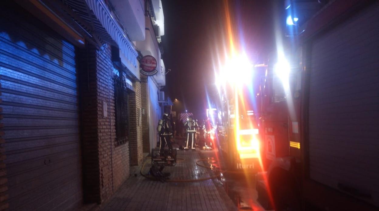 Los bomberos actúan en la vivienda, anoche