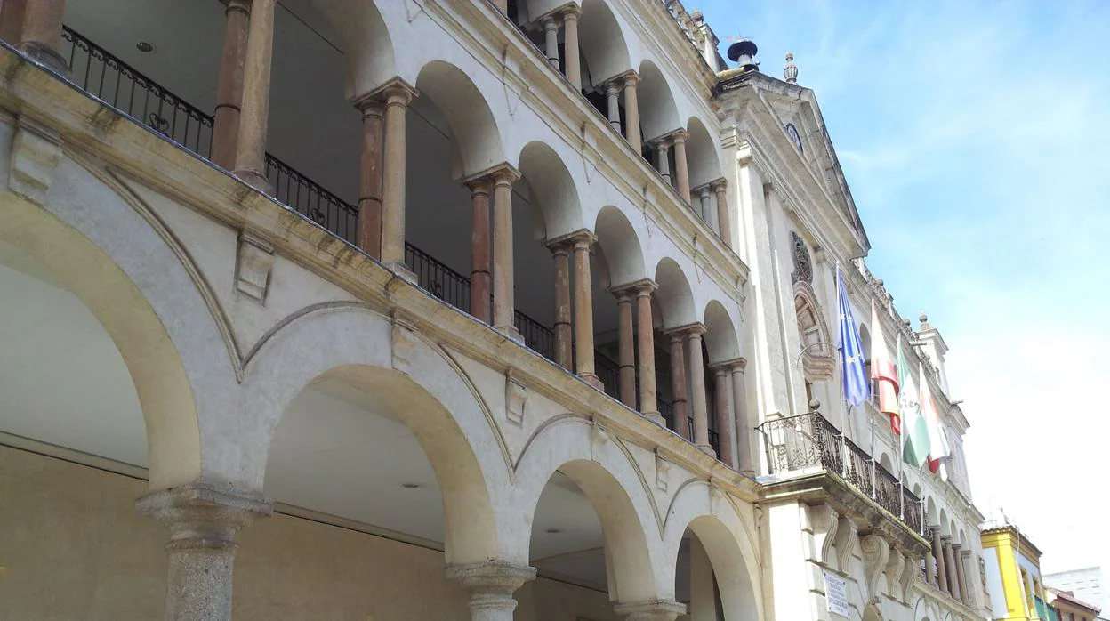 El Ayuntamiento de Andújar, con el pendón del municipio junto al español, andaluz y europeo
