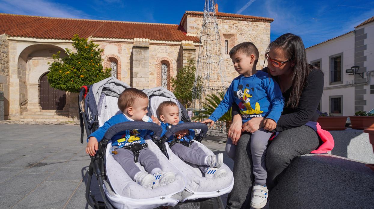 Una joven madre con sus tres pequeños en El Guijo