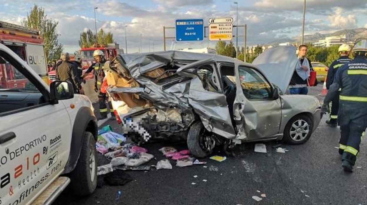 Imagen de archivo de un vehículo siniestrado en la autovía, en Granada.