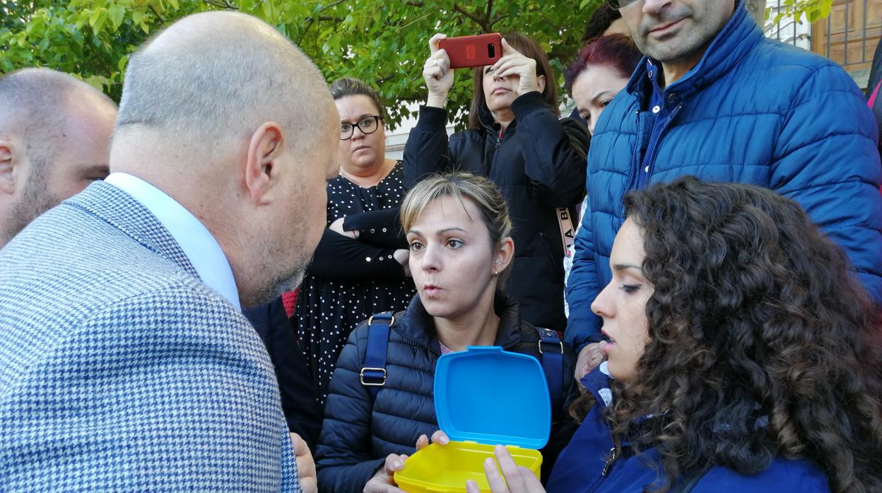 Madre de alumnos de un colegio jiennense conversan con el consejero de Educación