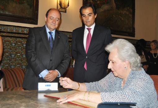 Doña Pilar firmando el libro de honor del Círculo de la Amistad en presencia de su presidente y el alcalde de Córdoba entonces, José Antonio Nieto (octubre 2013)