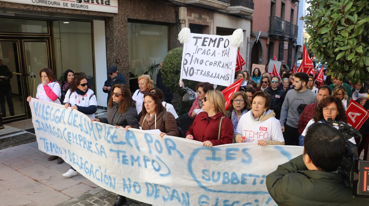 Manifestación en Lucena por los impagos a trabajadoras de centros de enseñanza públicos