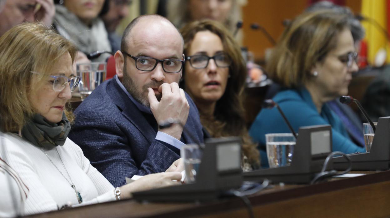 El edil de Recursos Humanos, Bernardo Jordano (PP), durante un Pleno del Ayuntamiento de Córdoba