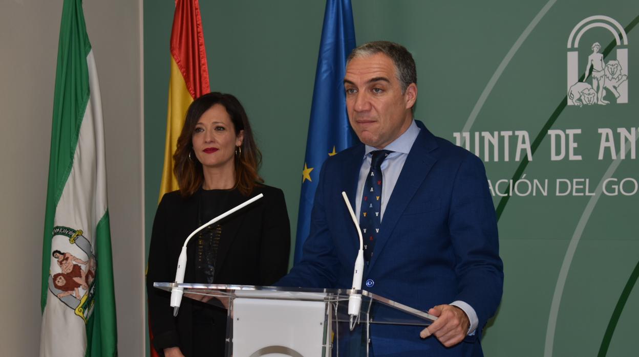 El consejero de Presidencia, Elías Bendodo, junto a la delegada del Gobierno andaluz en Jaén, Maribel Lozano