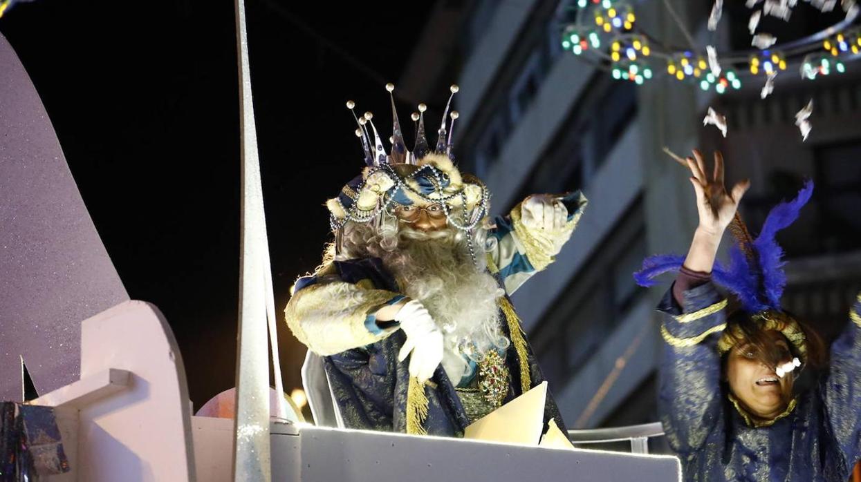 El Rey Melchor lanzando regalos y caramelos en la Cabalgata de Reyes de Cördoba 2020