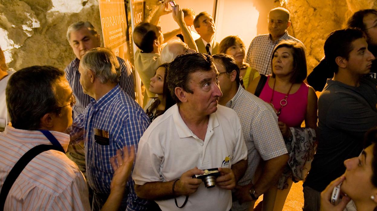 Visitantes en la Cueva del Ángel de Lucena