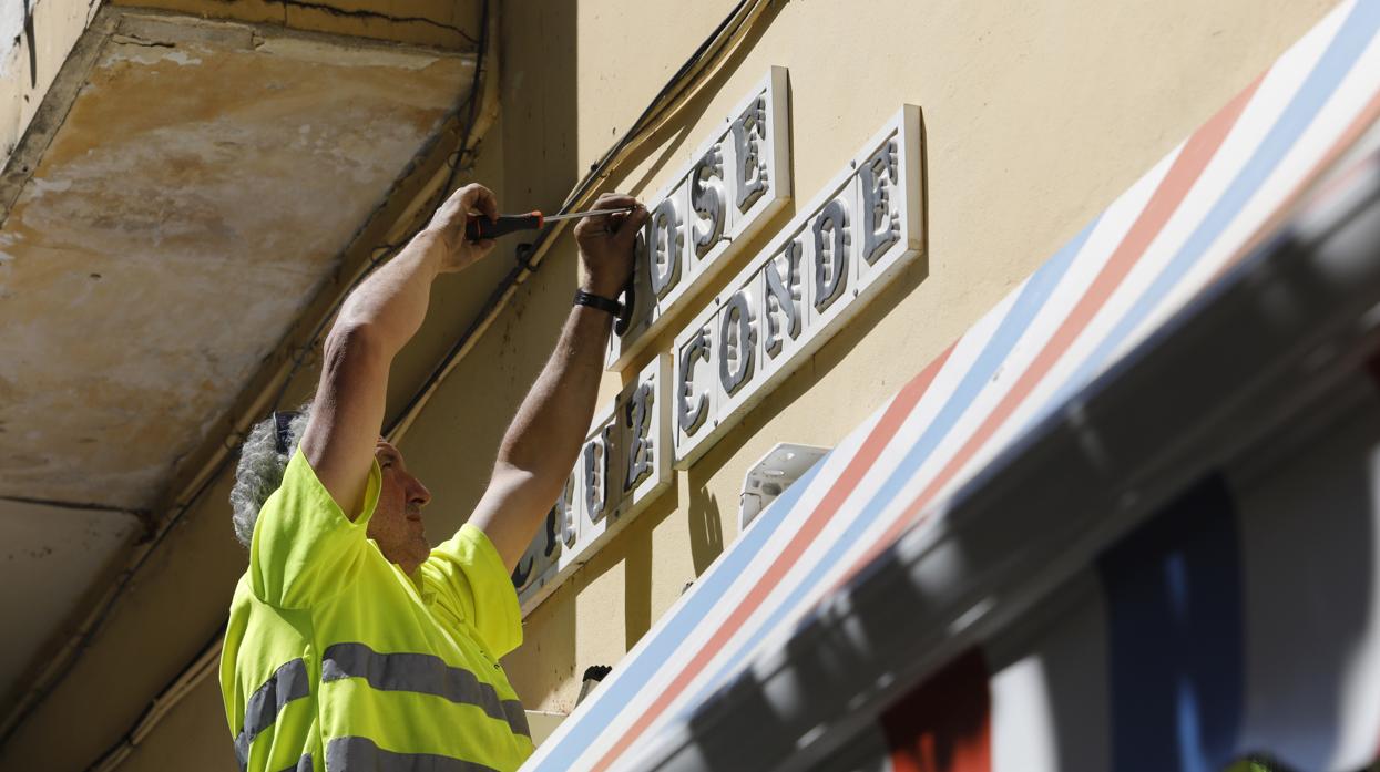 Un trabajador de Infraestructuras retira el cartel de Cruz Conde, en junio