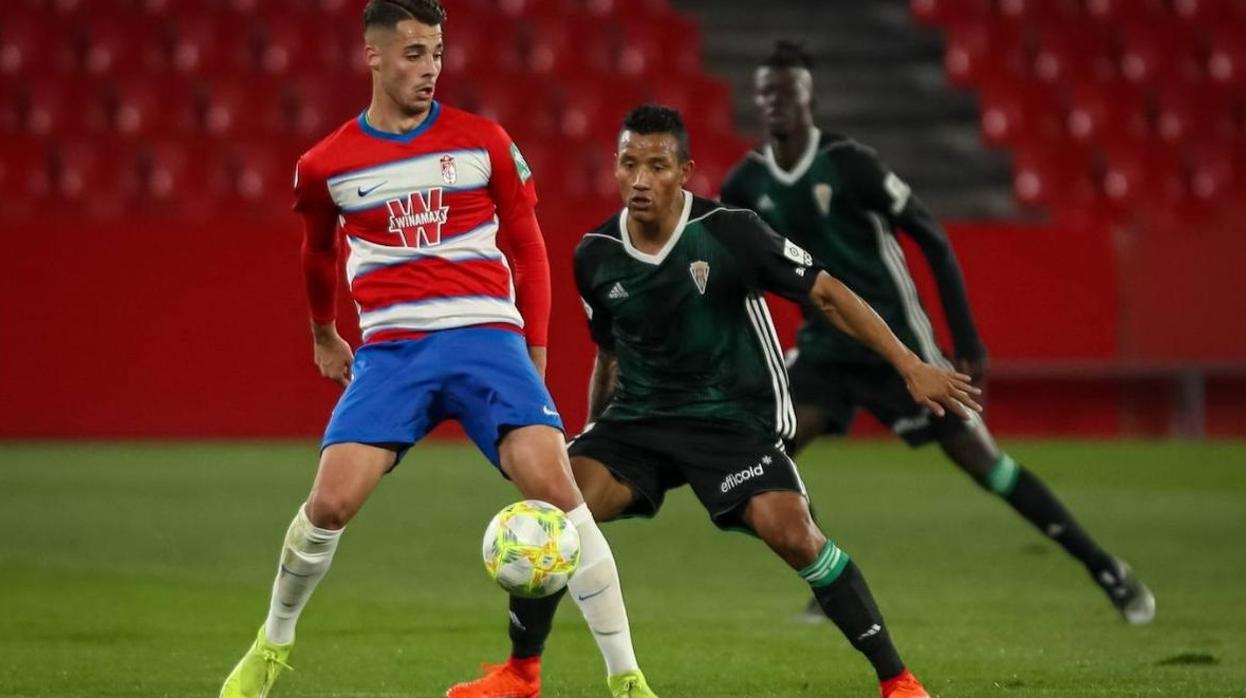 El debutante del Córdoba CF Luis Garrido, en una acción ante el Recreativo Granada este domingo