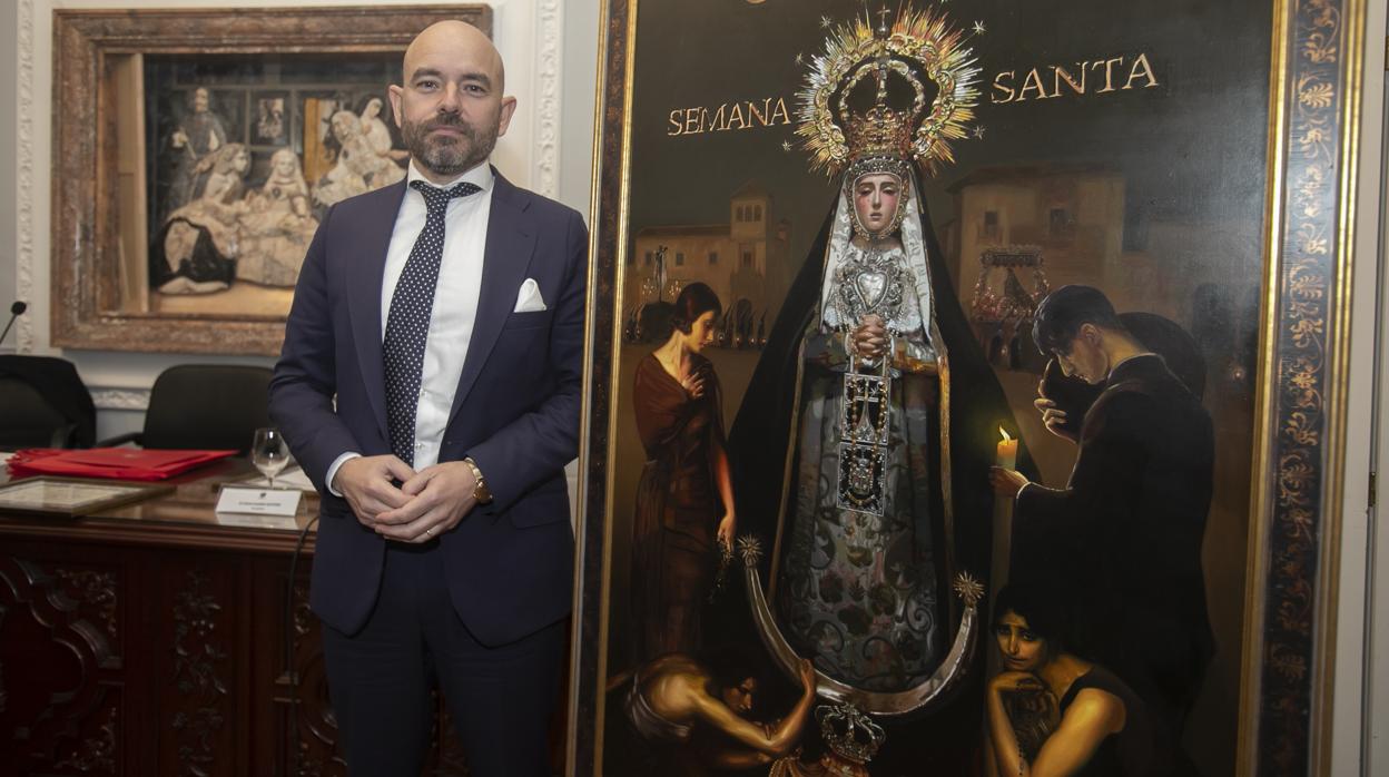 El pintor Fernando Vaquero, junto al cartel anunciador de la Semana Santa de Córdoba de 2020