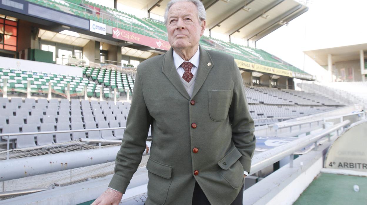 José Luis Navarro posa para ABC Córdoba en estadio El Arcángel en 2012