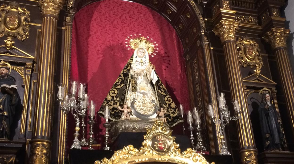 La Virgen de los Dolores, sobre la peana del palio que lució en 1874 y 1875