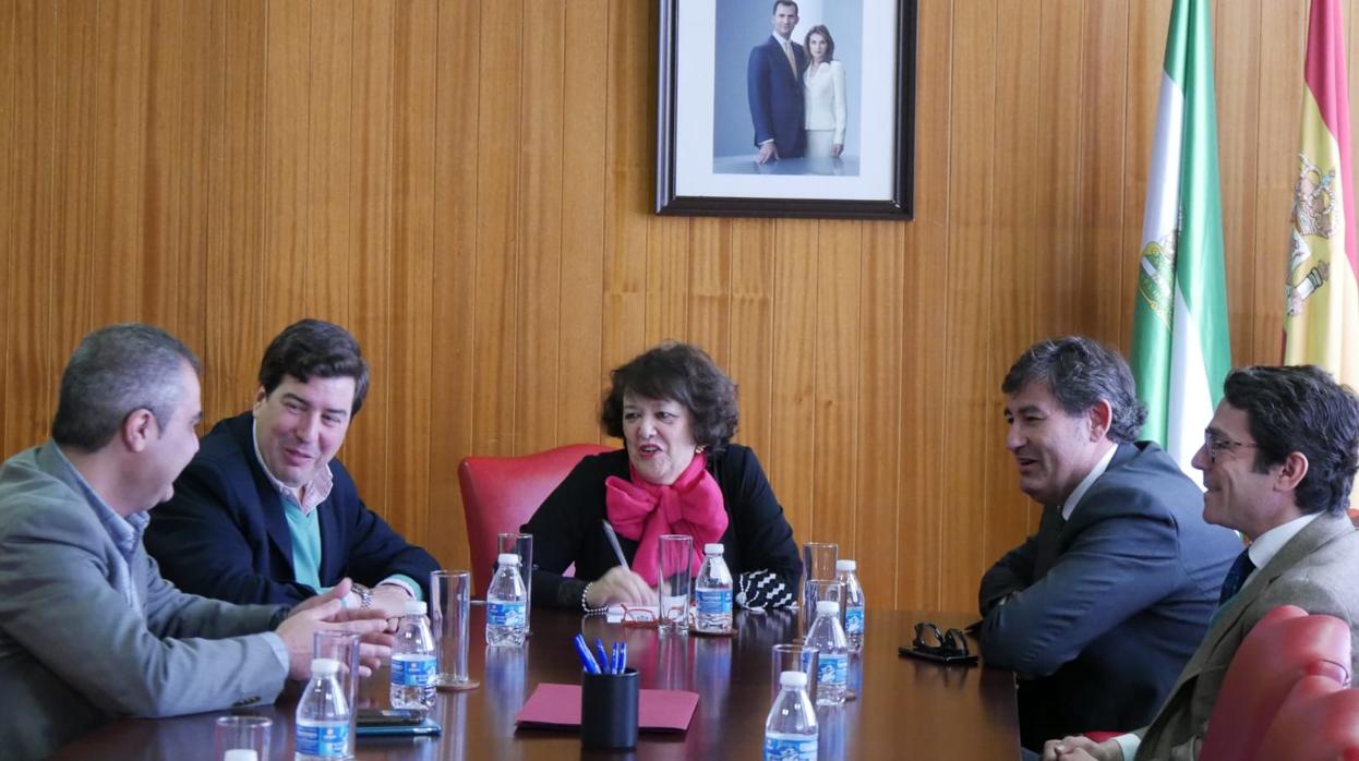 Imagen de la reunión de Javier González con la subdelegada del Gobierno de Córdoba